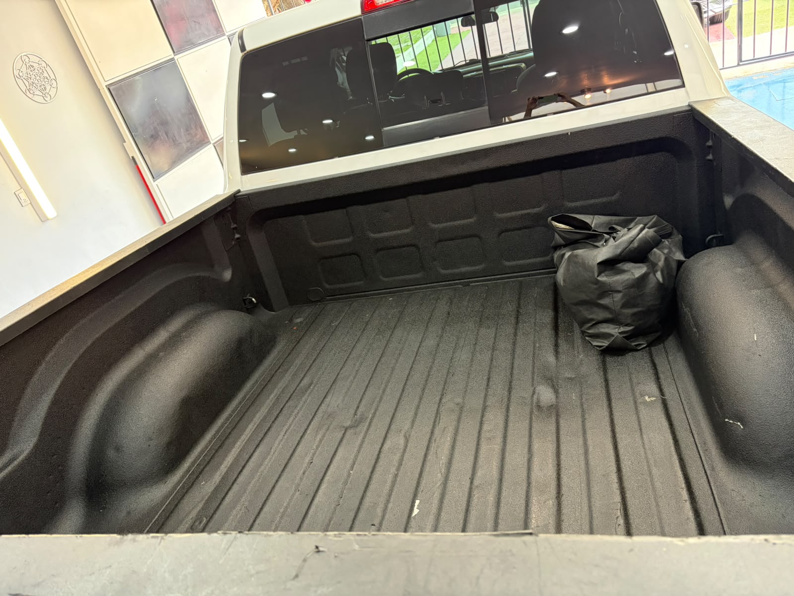 Pintura de auto con brillo espejo después del recubrimiento cerámico